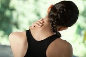 La ragazza è preoccupata per i sintomi dell'osteocondosi cervicale