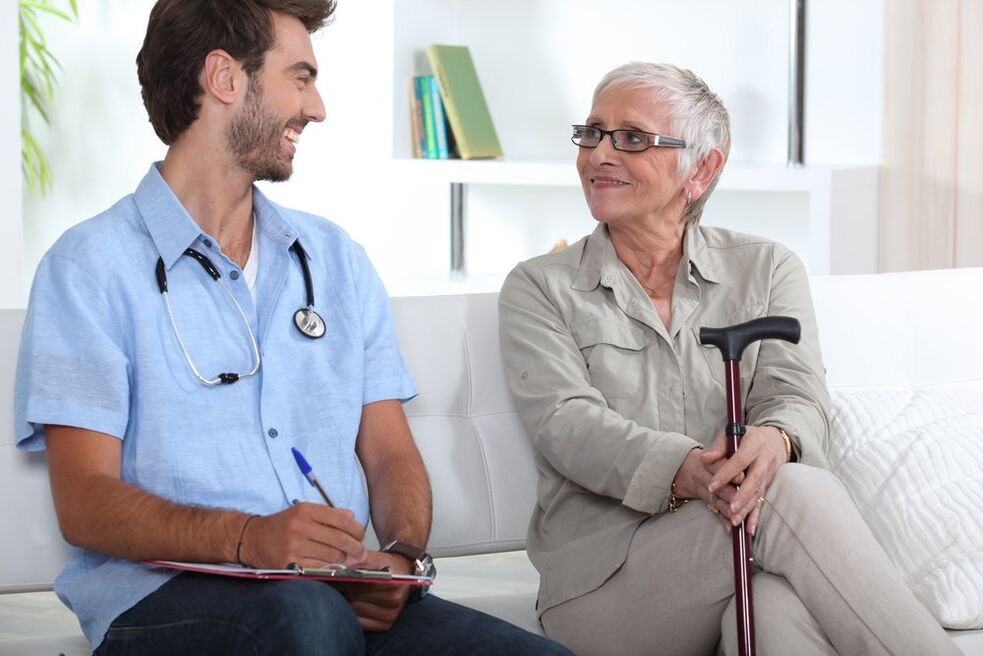 consultazione con un medico per l'artrosi dell'anca